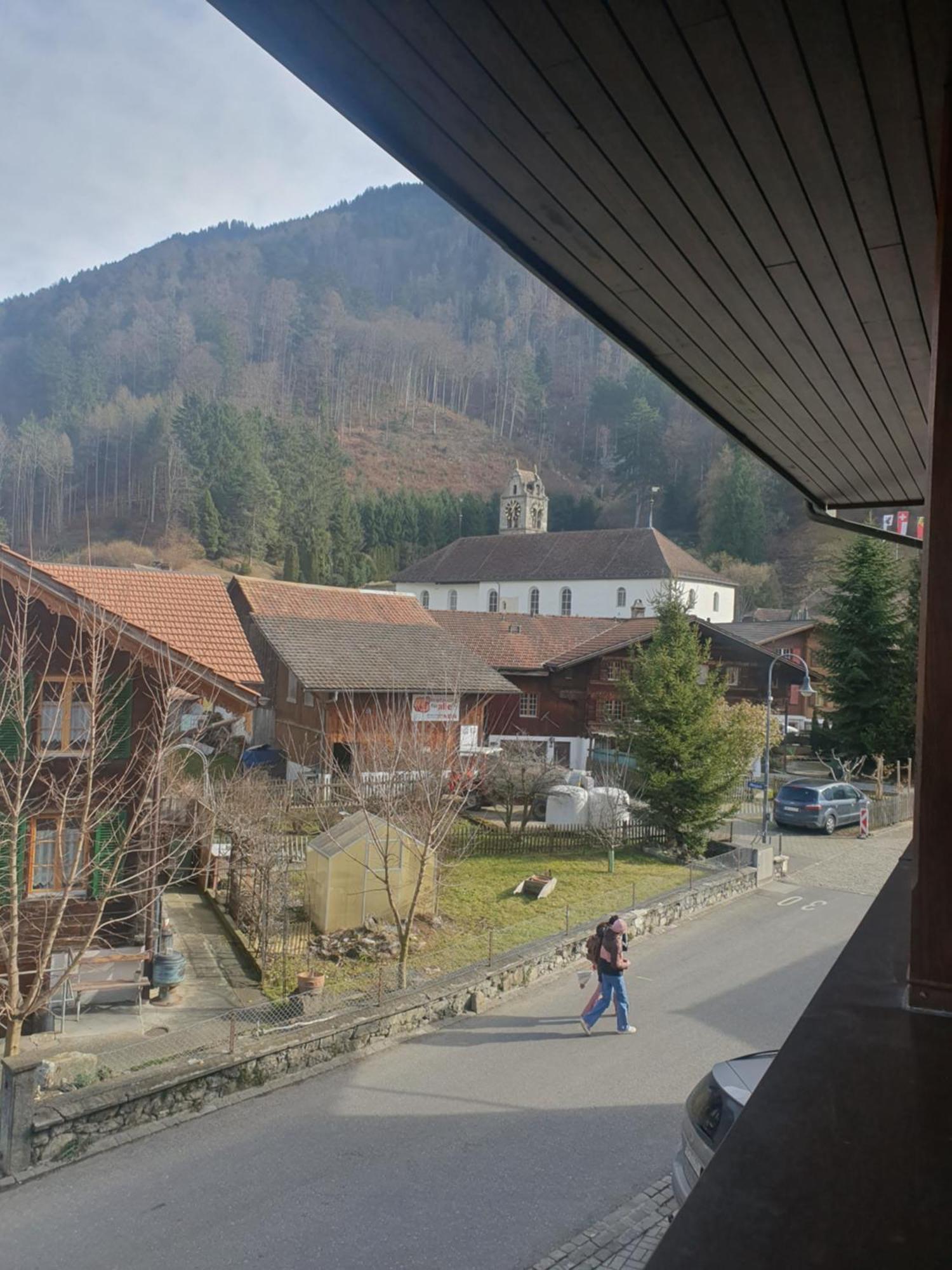 Gasthof Hirschen In Wilderswil Oda fotoğraf